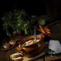 sopa de batata e couve-rábano com bockwurst foto