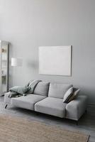 elegante interior minimalista da sala de estar em cinza. sofá com xadrez, luminária de chão, tapete bege e moldura branca de maquete na parede