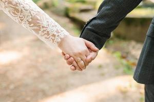close-up de mãos de recém-casados com anéis de casamento foto