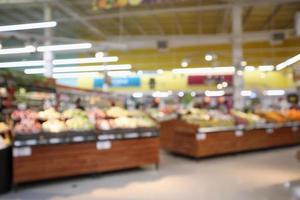 Resumo borrão frutas e vegetais orgânicos frescos nas prateleiras do supermercado na loja de supermercado desfocado fundo claro bokeh foto