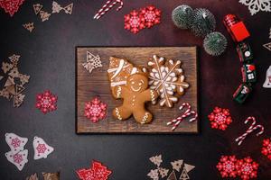 elementos de decoração de natal, bem como pão de gengibre em um fundo de concreto marrom foto