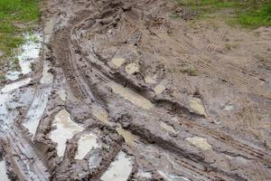 vestígios de pneus no solo molhado da chuva foto