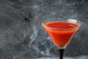 coquetel bloody mary, fundo de teia de aranha para halloween, espaço de cópia de foco seletivo foto