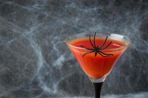 coquetel bloody mary, fundo de teia de aranha para halloween, espaço de cópia de foco seletivo foto