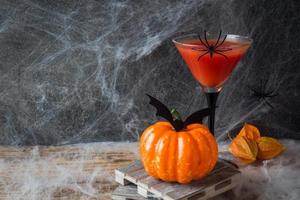 coquetel bloody mary, abóbora com morcegos e aranhas para halloween, espaço de cópia de foco seletivo foto