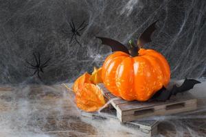 abóbora com morcegos e aranhas para halloween, espaço de cópia de foco seletivo foto