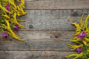 flores de outono em fundo rústico de madeira. espaço de cópia foto