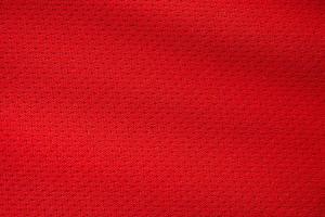 tecido de roupas esportivas vermelho camisa de futebol textura close-up foto