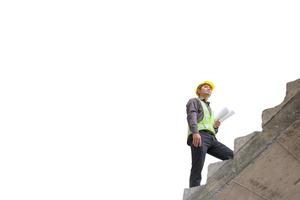 engenheiro de construção de homem de negócios asiáticos segura papel de planta subindo escada isolada no fundo branco com traçado de recorte, conceito de sucesso de crescimento de carreira foto