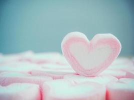 marshmallow de forma de coração rosa para fundo de dia dos namorados foto