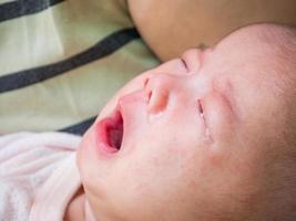 bebê recém-nascido chorando foto