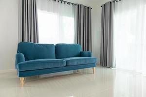 sofá azul no fundo da casa interior da sala de estar