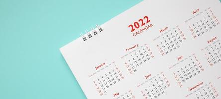 página do calendário 2022 no conceito de reunião de compromisso de planejamento de negócios de fundo azul foto