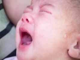 bebê recém-nascido chorando foto