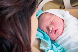 feliz mãe e bebê recém-nascido no hospital foto