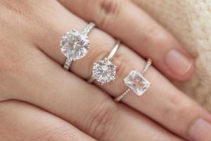 mão feminina com lindo anel de diamante de joias foto