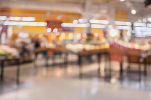 supermercado com fundo desfocado abstrato de alimentos frescos com luz bokeh foto