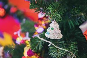enfeites de natal decorados em fundo de férias de ano novo de abeto foto