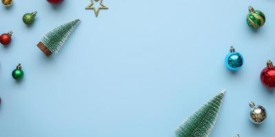 enfeite de bola de pinheiro de fundo de ano novo de natal em fundo azul pastel foto