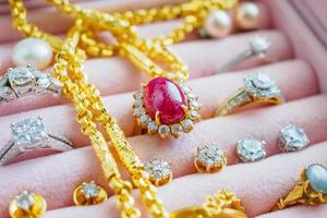 Colares de anel de safira de diamante de ouro e prata e brincos de pérola em caixa de joias de luxo foto