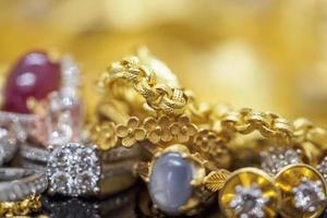 anéis de diamante de joias de luxo com reflexo no fundo preto e dourado foto