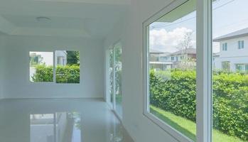 quarto vazio com interior de casa de moldura de janela de vidro na parede de concreto foto