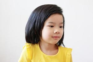 retrato de menina criança asiática em fundo branco foto