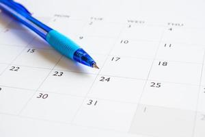 caneta azul no fundo da página do calendário conceito de reunião de planejamento de negócios foto