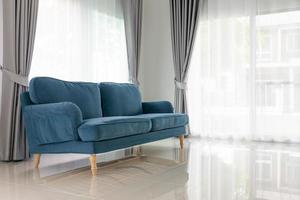 sofá azul no fundo da casa interior da sala de estar foto
