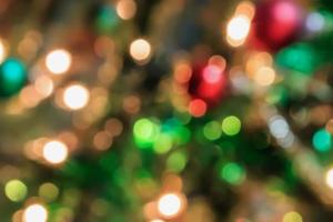 árvore de natal com fundo de desfoque de luz bokeh foto