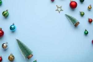 enfeite de bola de pinheiro de fundo de ano novo de natal em fundo azul pastel foto