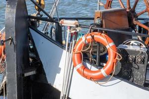 bóia salva-vidas no barco foto