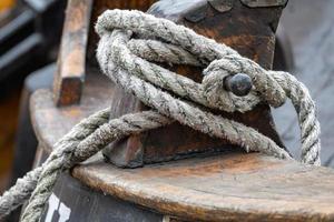 cordas em um velho navio de madeira foto
