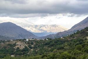 vista para a montanha em dia nublado - grécia, creta foto