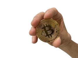 token de bitcoin na mão de uma mulher isolada no fundo branco foto
