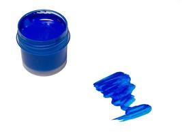 acrílico azul em uma jarra. gotas de tinta na mesa. foto