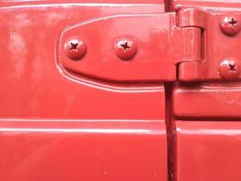 dobradiças de porta de carro velho vermelho foto