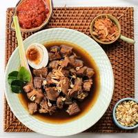 cru. sopa preta de carne tradicional indonésia culinária foto