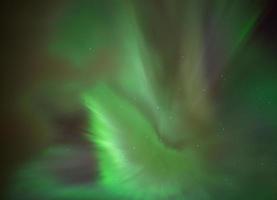 aurora boralis sobre o céu na islândia. foto