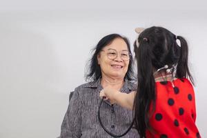 mulheres asiáticas sênior sorriem isolado sobre fundo branco. conceito de sentimento feliz foto