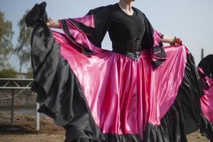 danças ciganas em vestidos brilhantes. meninas dançam na dança espanhola de rua. tecido brilhante. foto