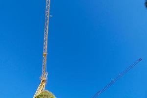 guindastes em um canteiro de obras de um edifício em construção foto