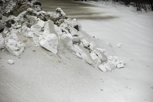 neve suja no inverno. muita neve na estrada. foto