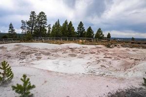 vista da paisagem geotérmica em potes de tinta fonte no parque nacional de yellowstone foto