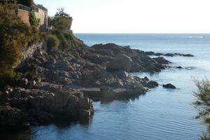 pequena praia na costa brava catalã no início da manhã foto