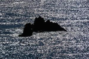 pinheiros, rochas e falésias na costa brava catalã no mar mediterrâneo foto