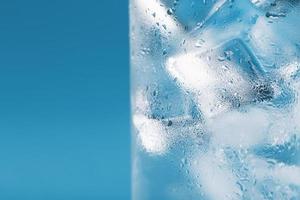 cubos de gelo em um copo embaçado com gotas de macro de close-up de água gelada. foco seletivo suave foto