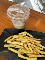 batata frita com café branco foto