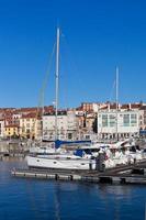 vista no antigo porto de gijon e iates foto