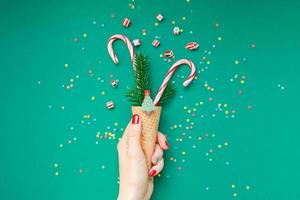 cartão de natal com bastões de doces em cone de waffle foto